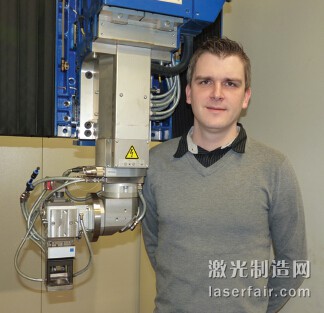 BAM德國聯邦材料研究和測量研究所（德國柏林）研究員 Marcel Bachmann與激光焊接機的合影。