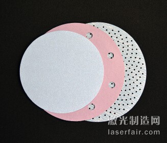 圖2：三個砂碟展示了其演化過程：從沒有孔到10mm直徑的孔， 再到更高密度的1.5mm的孔。(圖片來自：Norton|Saint-Gobain)