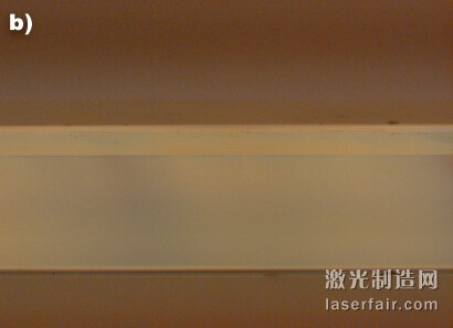 微分干涉相差顯微鏡下的0.77mm厚康寧 CT24玻璃的橫截面。使用CO2碳激光器 （約10μm）（a）切割的部件顯示了剩余應 力，而使用CO激光器（約5μm）（b）切割 的部件則無缺陷。