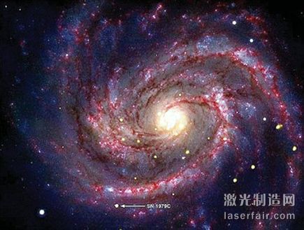 地球附近一個年僅30歲的黑洞被錢德拉X射線望遠鏡發現。這個黑洞是距離地球約5000萬光年的M100星系中超新星“SN1979C”的余燼，正在吞噬這顆超新星和伴星落下的物質。