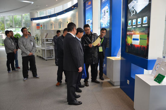 圖1：王立軍院士參觀正業科技產品展示廳