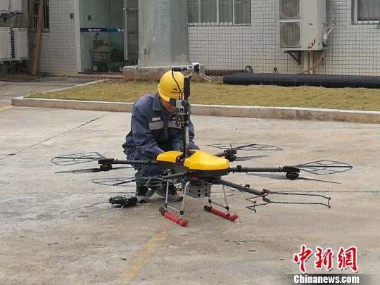 深圳:使用國內首款激光炮清障無人機清理輸電線上外掛物 深圳:使用國內首款激光炮清障無人機清理輸電線上外掛物