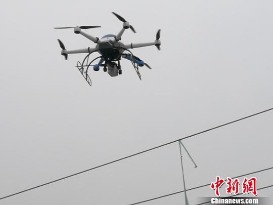 深圳:使用國內首款激光炮清障無人機清理輸電線上外掛物 深圳:使用國內首款激光炮清障無人機清理輸電線上外掛物