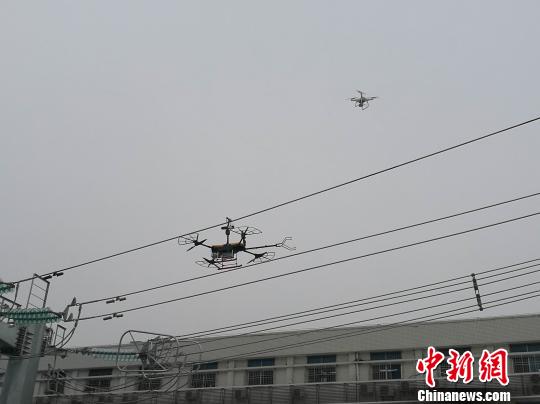 深圳:使用國內首款激光炮清障無人機清理輸電線上外掛物 深圳:使用國內首款激光炮清障無人機清理輸電線上外掛物