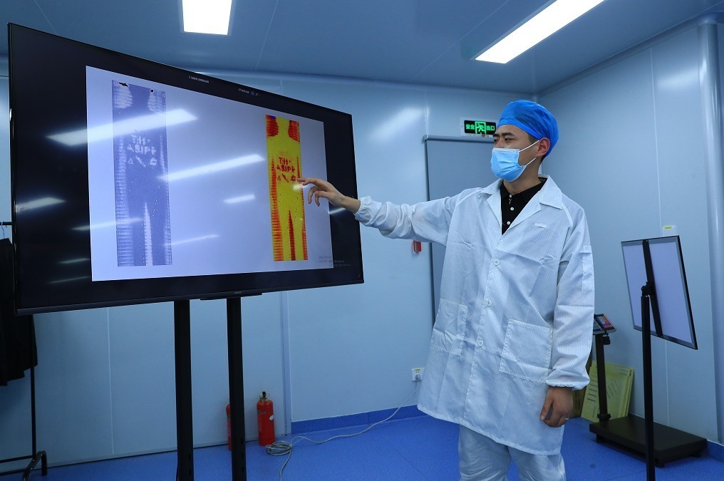 中科太赫茲工作人員采集主動式太赫茲人體安檢設備的成像數據（何剛 攝）
