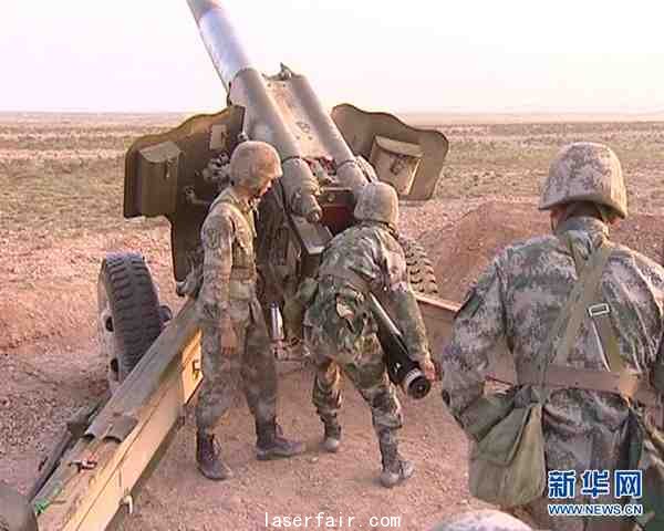 原文配圖： 各司其職，炮手一發實彈裝填。呂海金 攝