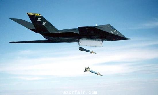 資料圖：F-117投下兩枚激光制導(dǎo)炸彈。