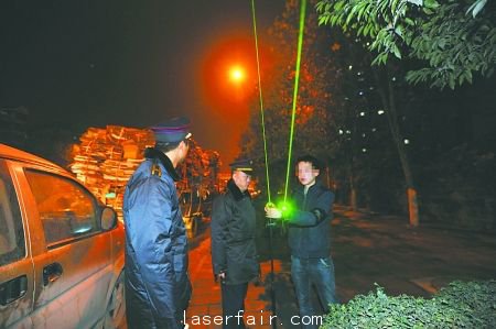 1月10日晚，經過沙區市政行政執法支隊3位隊員的勸解，賣激光手電筒的攤主離開。