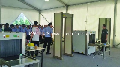實訓安檢大棚里，五十多個安檢經理正在接受培訓。 邢媛媛 攝