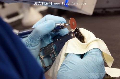 一探Vertu總部究竟：最奢侈的手機是怎么造出來的？