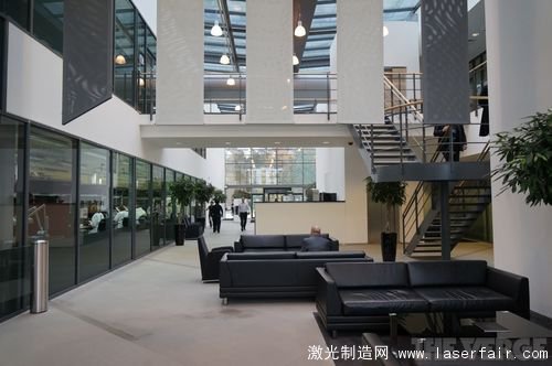 一探Vertu總部究竟：最奢侈的手機是怎么造出來的？