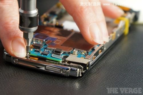 一探Vertu總部究竟：最奢侈的手機是怎么造出來的？