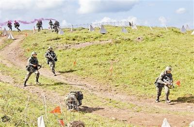 激光交戰(zhàn)！成都軍區(qū)某團(tuán)高原紅藍(lán)對(duì)抗演練(圖)